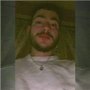 Creo que, con mis experiencias trabajando en la recepción de un hotel y en un centro de llamadas, aprendí a comunicarme con la gente, y también estudié inglés durante 2 años, aunque es mi segundo idioma, el árabe es mi idioma nativo, ¿cómo voy a enseñar a